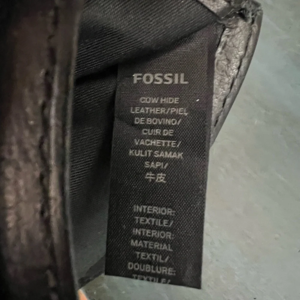 Fossil men’s trifold leather black wallet